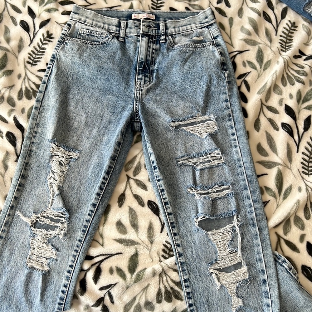 Cute ripped light wash jeans:)